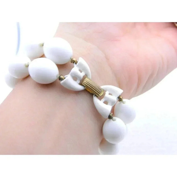 VTG CROWN TRIFARI Signed Gold Tone White Plasctic Bead Two Strand Bracelet - Picture 2 of 3